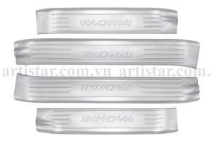NẸP BƯỚC CHÂN TRONG INNOVA 2016 INOX